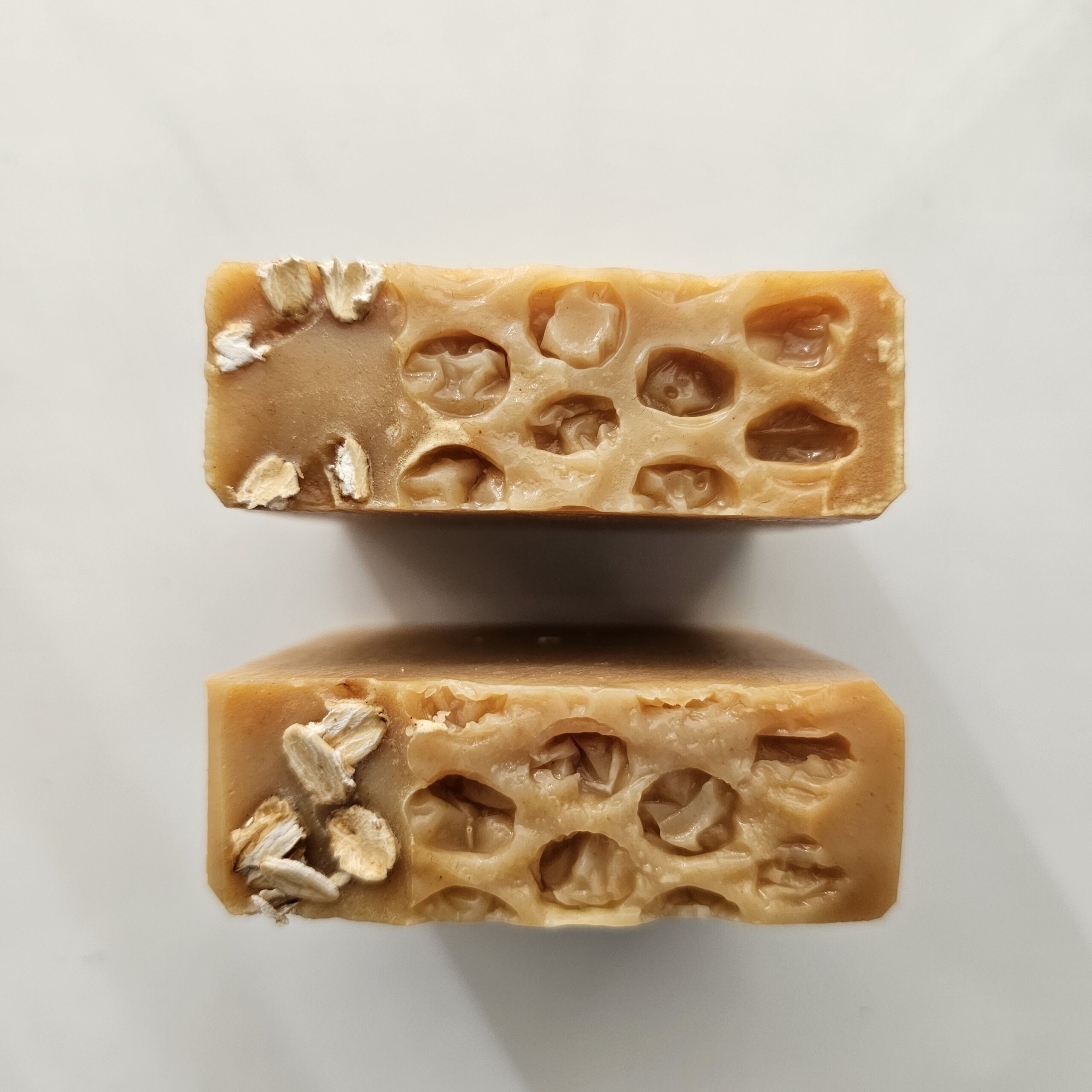 Oats, honey and turmeric- Unscented soap – Top view